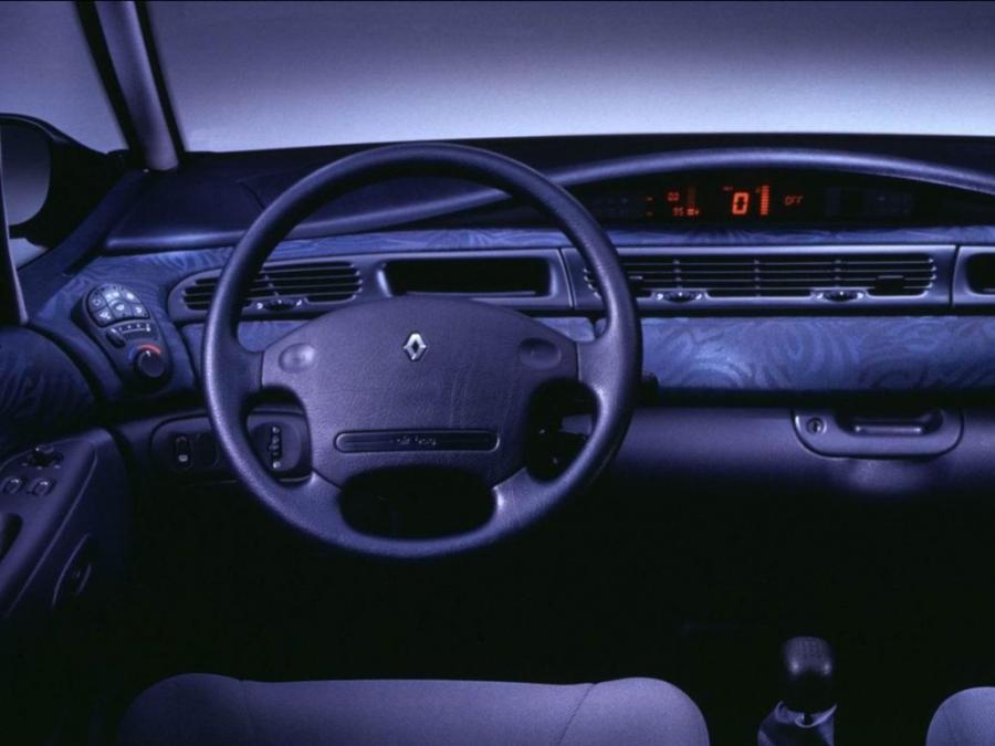 Торпедо Renault Espace 1996 года  (фото 14 из 22)